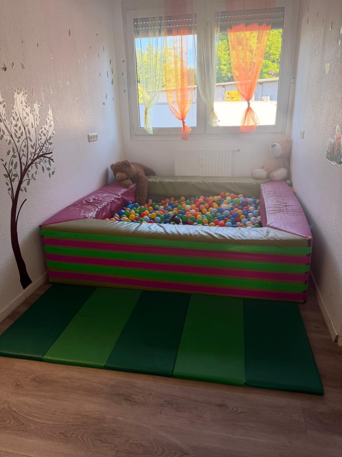 Buntes Ballbad mit weichen Matten