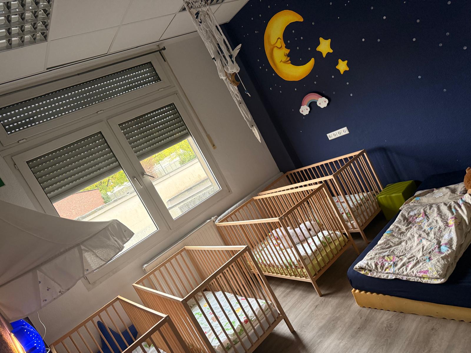 Ruhiger Schlafraum mit mehreren Kinderbetten